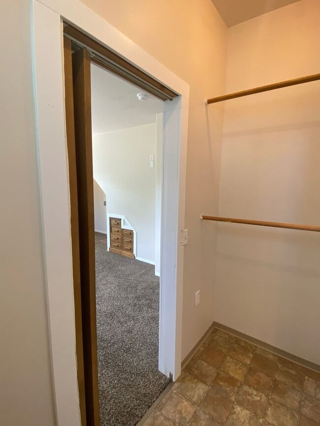 Building Photo - 2 Bed, 1 Bath House with Laundry Across fr...