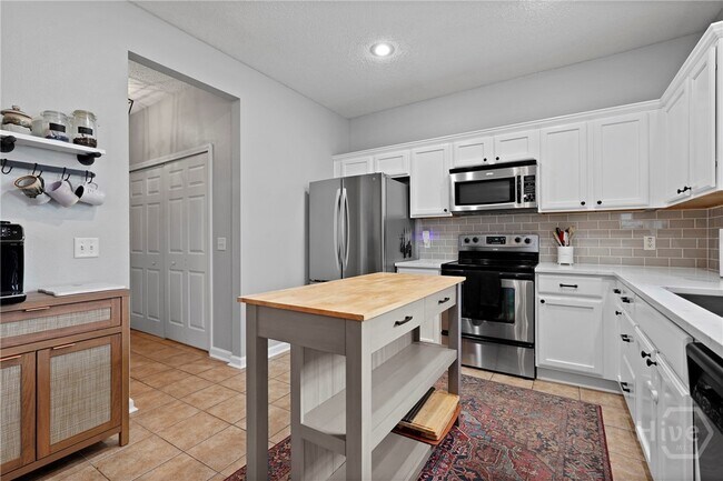 Building Photo - 25 Evergreen Oak Dr