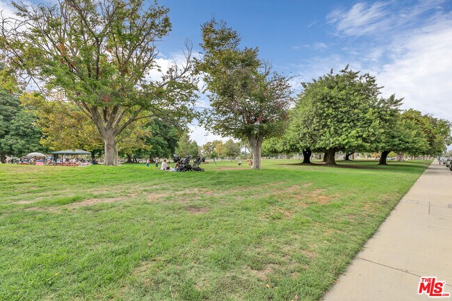 Building Photo - 4916 Hazeltine Ave