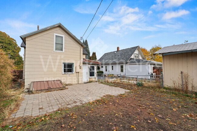 Building Photo - 3 Bedroom , 1 Bath