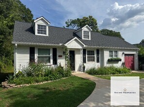 Building Photo - Two-bedroom cottage available near Downtown Greenville
