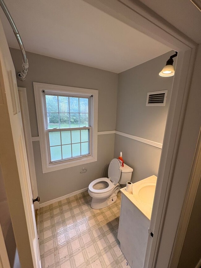 Building Photo - 4 bedroom 3 bathroom single family home