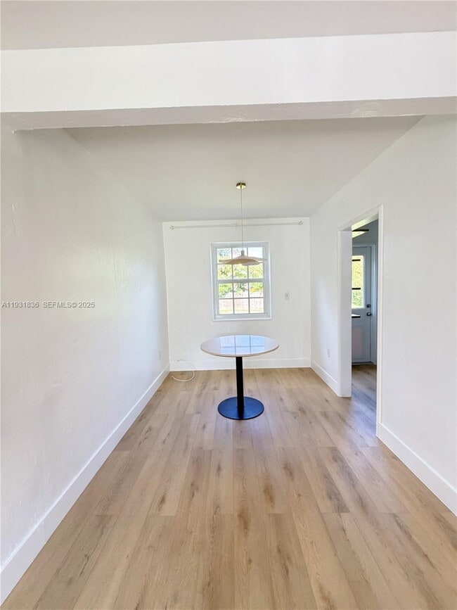 Building Photo - 1075 NE 120th St