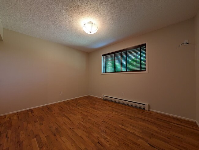 Building Photo - Great 4-Bedroom, 1.5-Bath Home In The River Road Area Of Eugene!