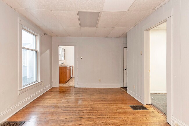 Building Photo - 117 Louis St
