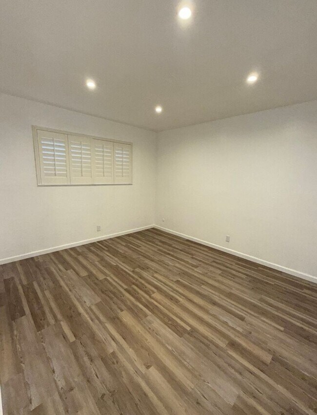 Building Photo - Beautifully Updated 3 Bed, 2 Bath House