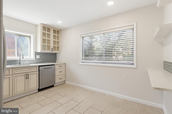 Building Photo - 9717 Hedin Dr