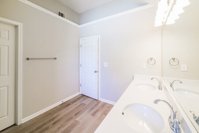 Building Photo - 6938 Foxmoor Way