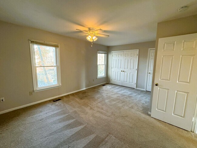 Building Photo - Great Neck area Townhome, Available Now!