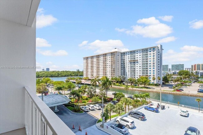 Building Photo - 500 Bayview Dr