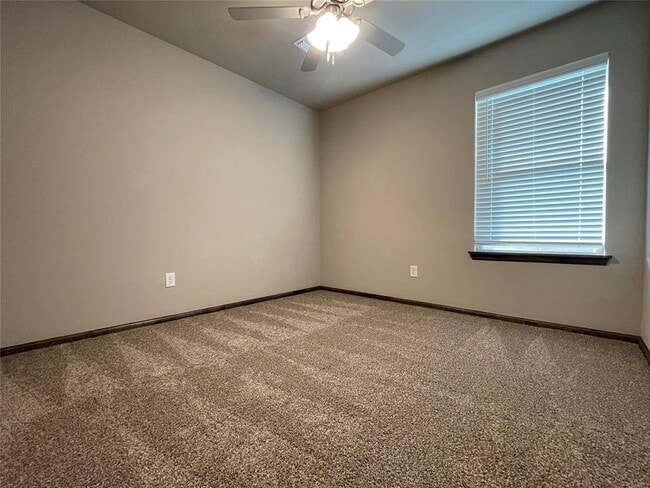 Building Photo - 2033 Sara Vista Dr