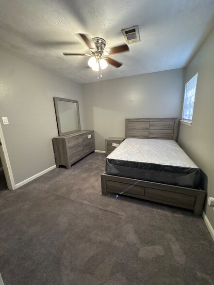 Building Photo - 318 Elm St