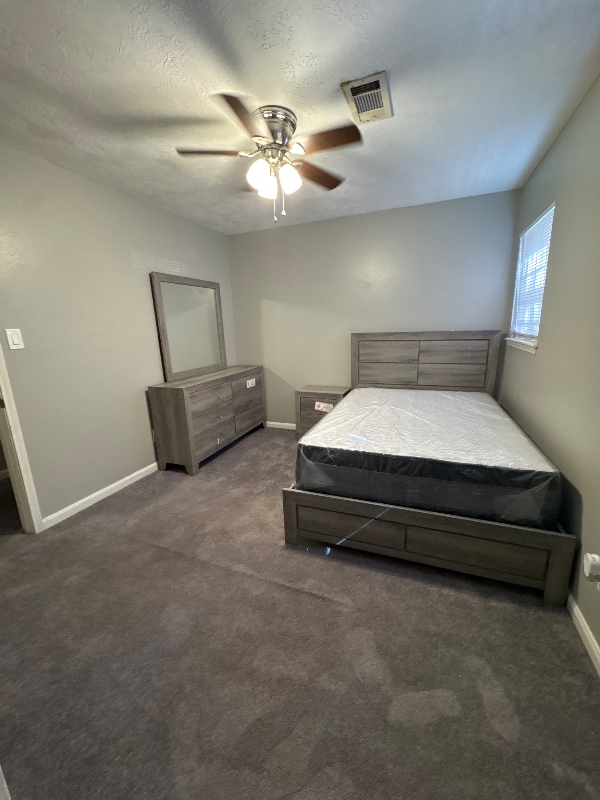 Building Photo - 318 Elm St