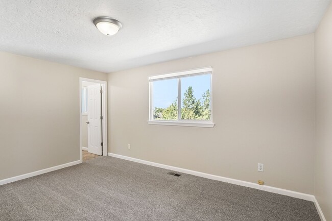 Building Photo - Updated 3-Bed Home on Spacious Lot – 10 Mi...