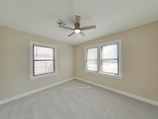 Building Photo - 1307 NW Maple Ave