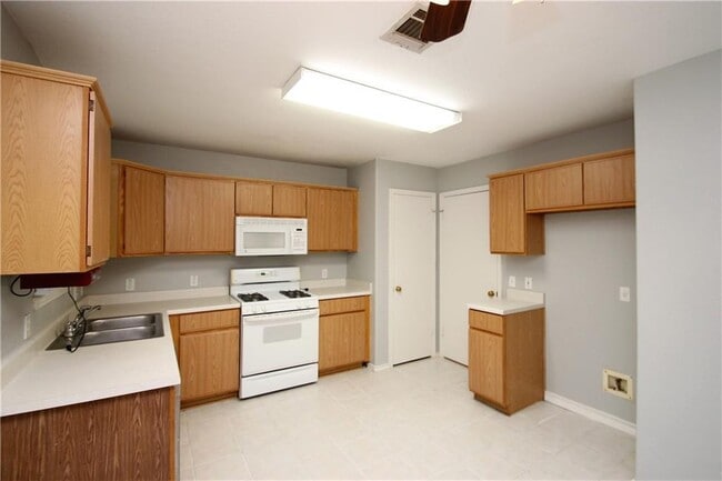 Building Photo - 613 Runners Ridge