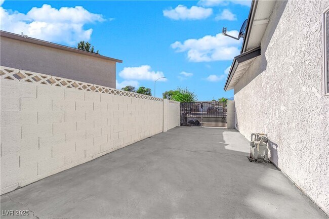 Building Photo - 1705 Battle Creek Cir