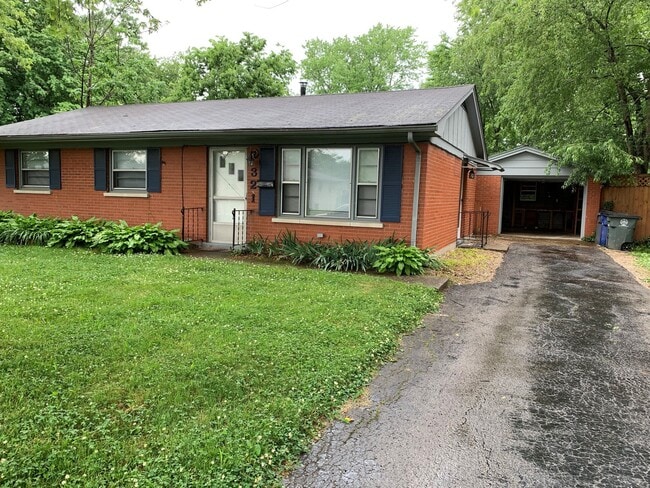 Building Photo - Cute house with a fenced in yard!