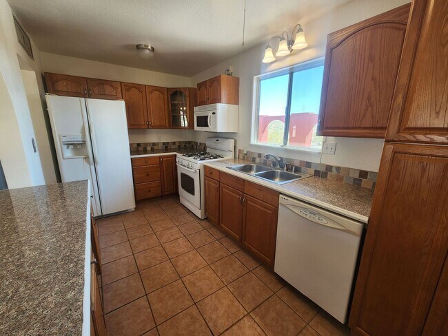 Building Photo - LARGE 3 bedroom home