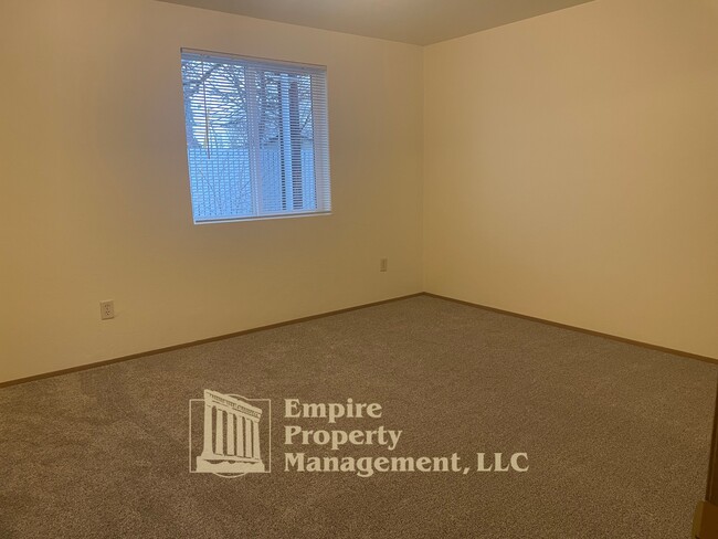 Building Photo - 355 Maple St