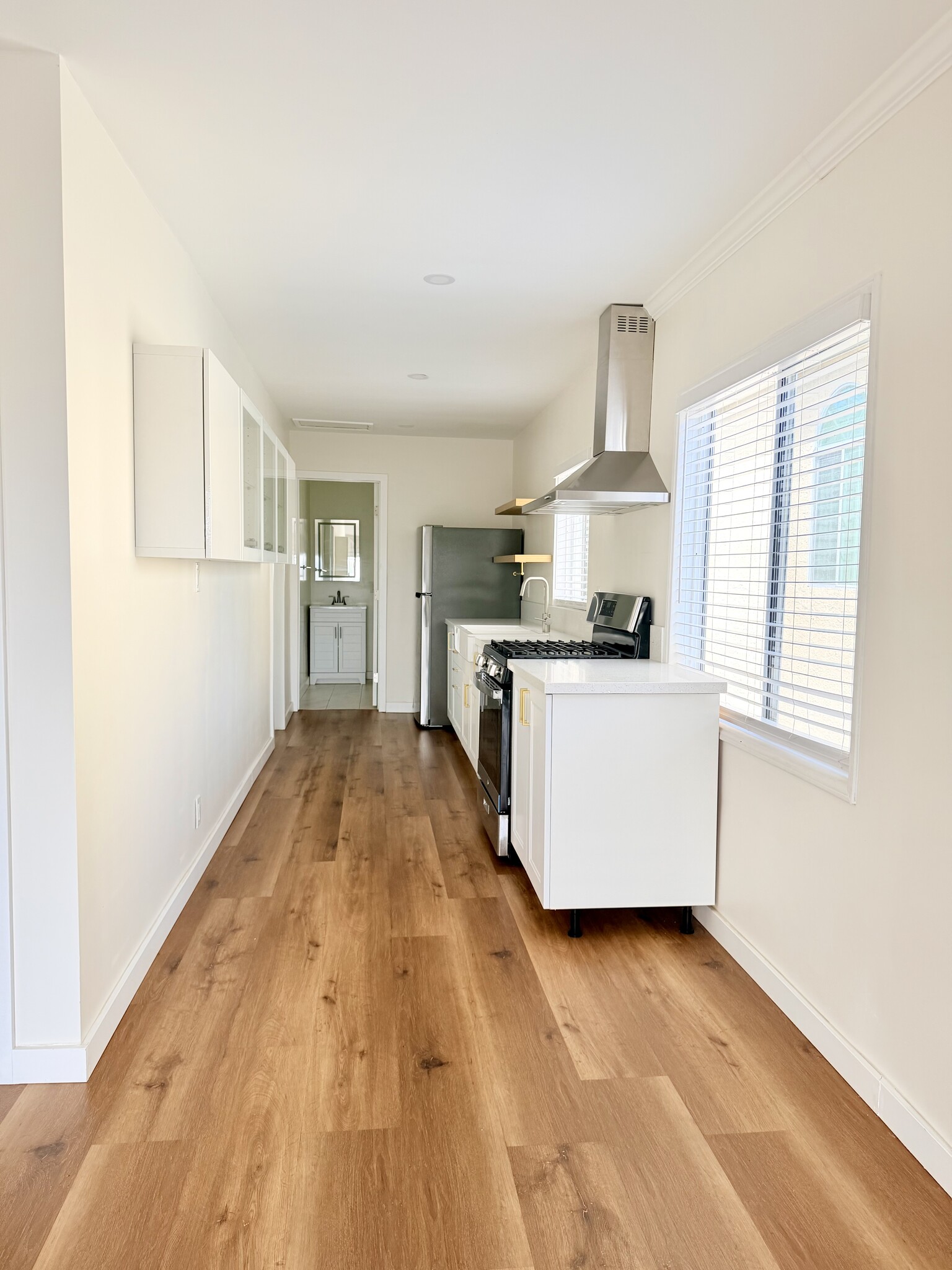 Building Photo - 1316 N Hollywood Way