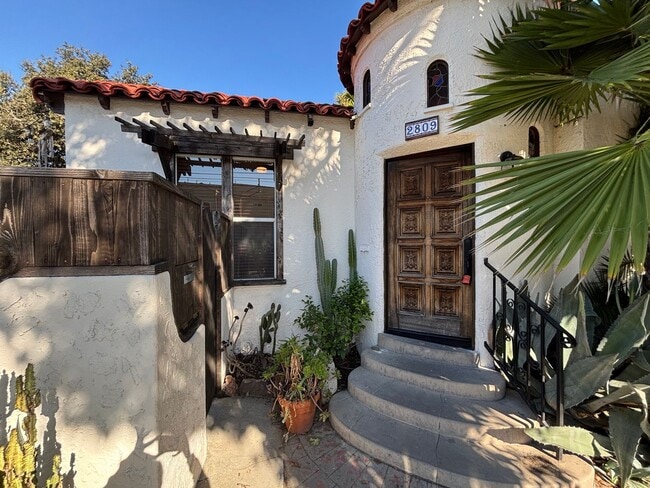 Primary Photo - Adorable Spanish 2 bedroom home in the heart of Long Beach