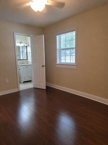 Building Photo - 632 Mayflower Ave
