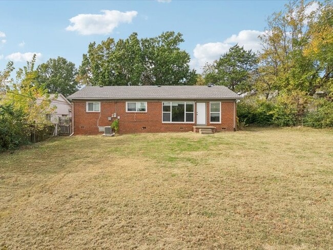 Building Photo - 2607 S Maplewood Ave