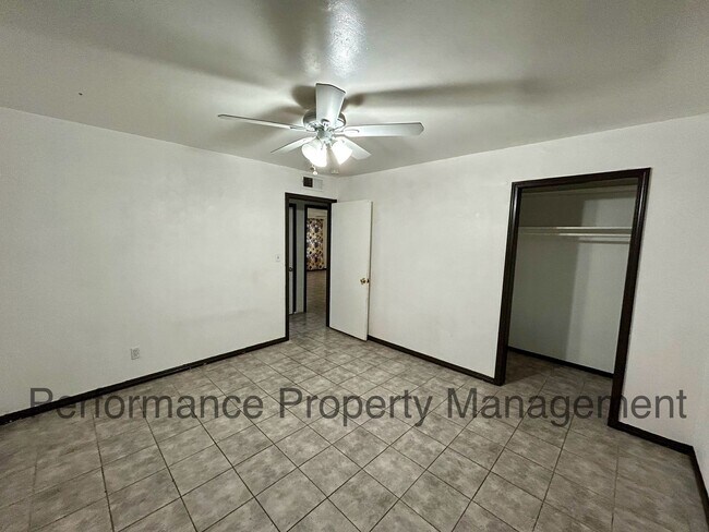 Building Photo - Cute 2 Bed/1 Bath Home in SE Bakersfield w...