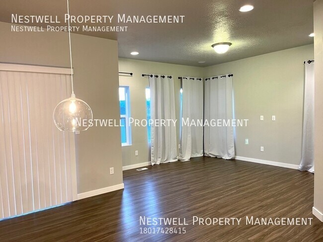 Building Photo - Amazing End-Row Townhome in Traverse Mountain