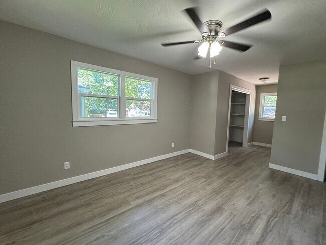 Building Photo - Charming 5 Bedroom off of South National Ave