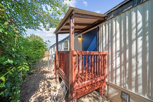 Building Photo - 562 Eastwood Dr