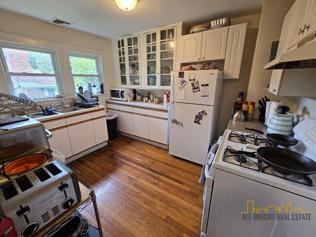 Building Photo - Large Duplex - Off-Street Parking - Centra...