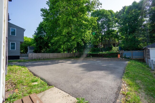 Building Photo - First Floor 3 Bedroom Apartment Close To C...