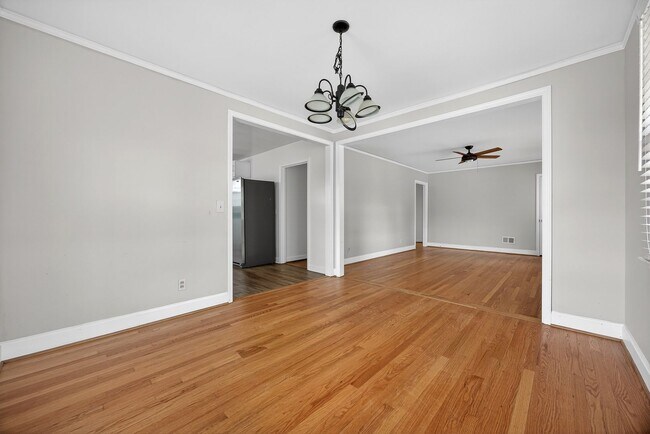 Building Photo - AVAILABLE NOW! ALL-BRICK RANCH IN WEST COLUMBIA!