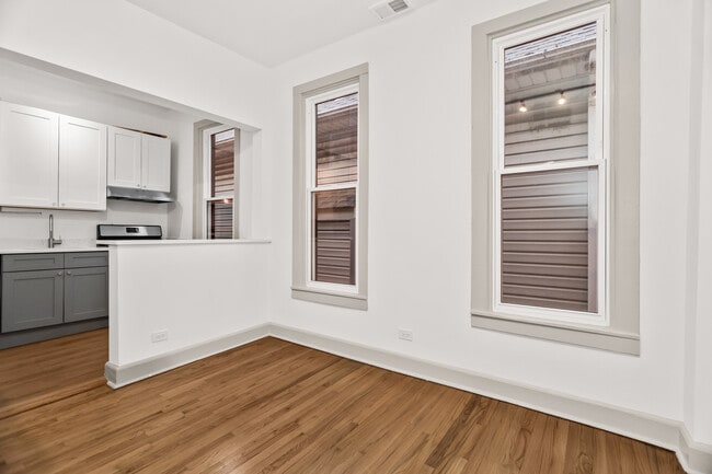 Building Photo - 2030 N Oakley Ave