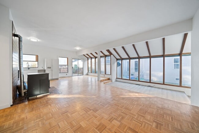 Building Photo - 7414 NE 6th Ave