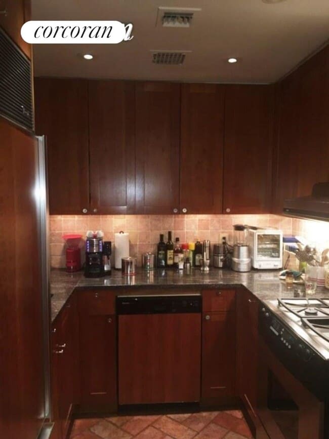 Building Photo - 253 W 73rd St