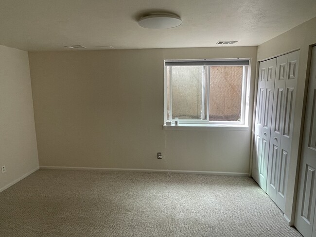 unfurnished basement bedroom - 300 Southridge Pl
