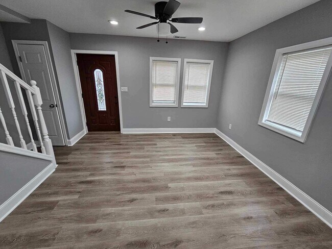 Building Photo - COMING SOON-4 Bedroom Townhouse in Essex