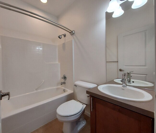 Building Photo - 2 Bed - 2 Bath Townhome in Downtown Tacoma!