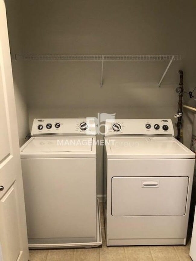 Building Photo - Light & Bright Timberland Condo in NW Portland MUST SEE!!! Garage Included