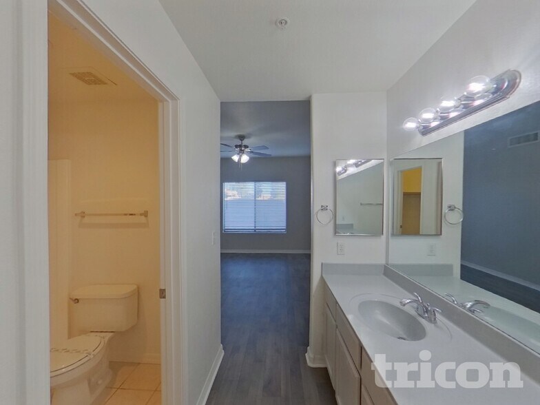 Building Photo - 1406 W Emerald Ave