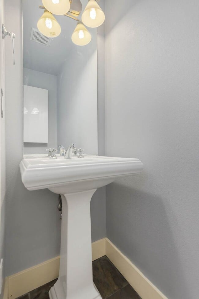 Building Photo - 1621 E Fir St