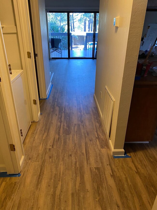Building Photo - Kingsbury Greens HOA 2 bedroom 1 1/2 bath in Alta Sierra