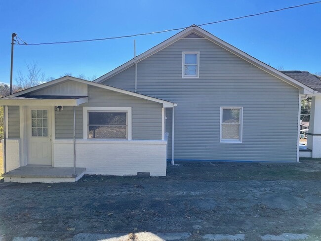 Building Photo - NEWLY RENOVATED 3 BED, 1.5 BATH WITH BONUS...