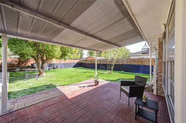 Building Photo - 6227 S Pinesap Dr