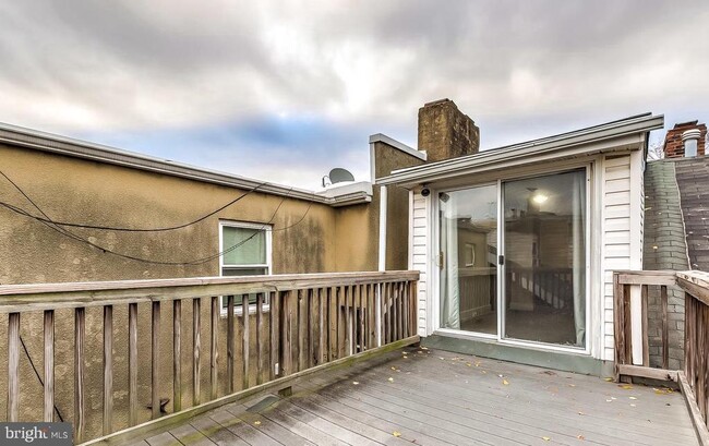 Building Photo - 825 S Charles St