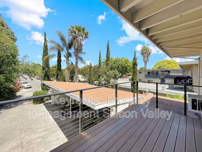 Building Photo - 923 Ravenscourt Ave