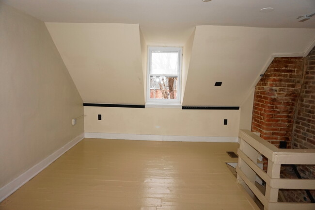Building Photo - Charming 2 Bedroom Townhome in Upper Fells...
